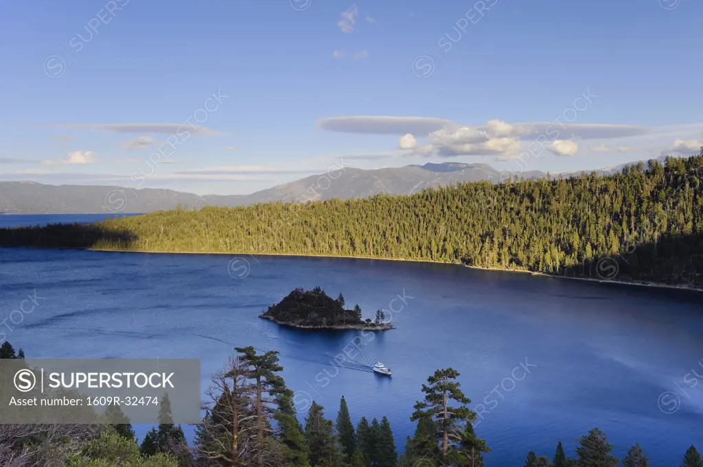 USA, California/Nevada, Lake Tahoe, Emerald Bay