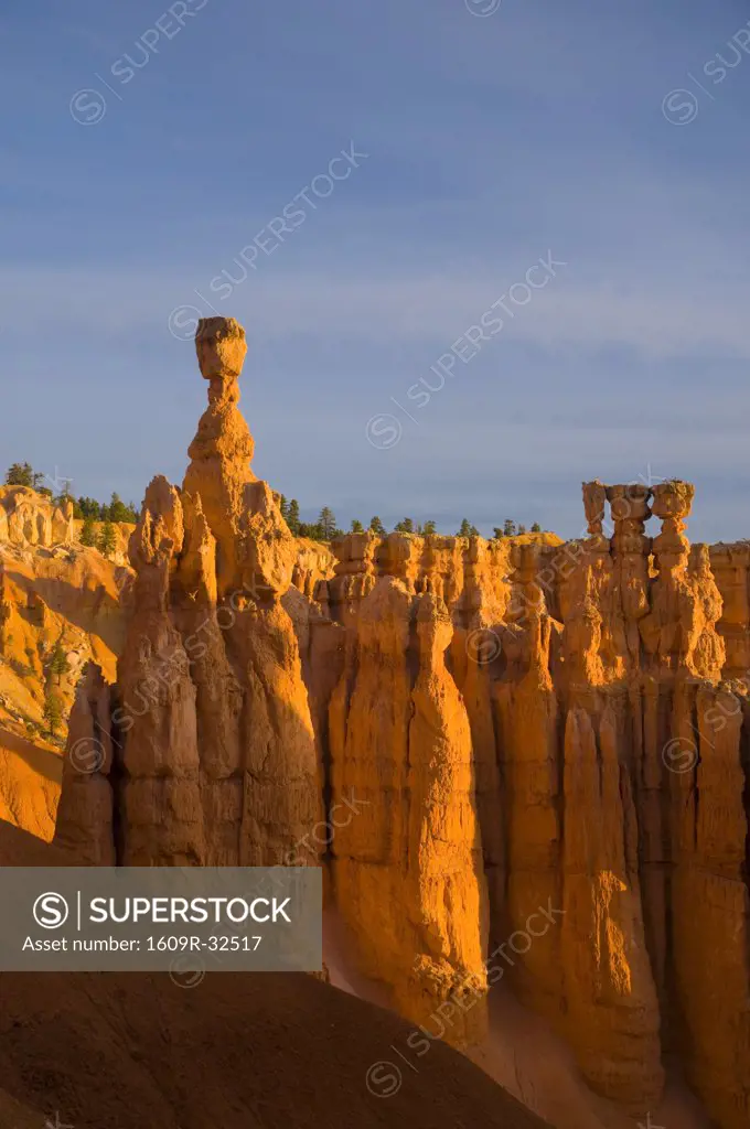 USA, Utah, Bryce Canyon National Park, Thors Hammer near Sunset Point
