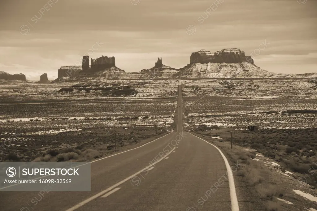 USA, Arizona, Monument Valley Navajo Tribal Park, Monument Valley in the snow along Rt. 163
