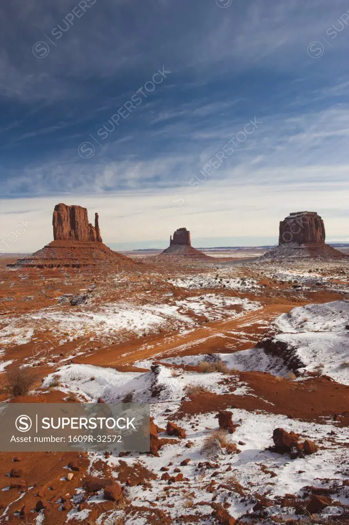 USA, Arizona, Monument Valley Navajo Tribal Park, Monument Valley in the snow
