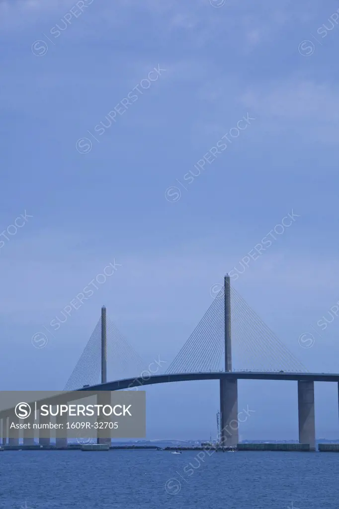 USA, Florida, St. Petersburg Beach, Sunshine Skyway bridge. Tampa Bay, morning