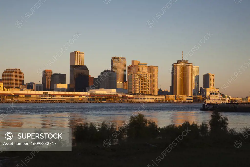 USA, Louisiana, New Orleans, skyline and Mississippi River, dawn