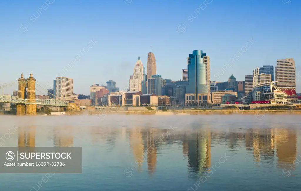 USA, Ohio, Cincinnati, Skyline with fog on the Ohio River