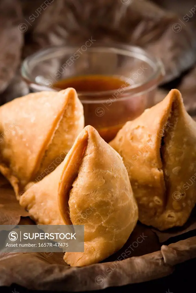 Samose served with chutney on leaves plates