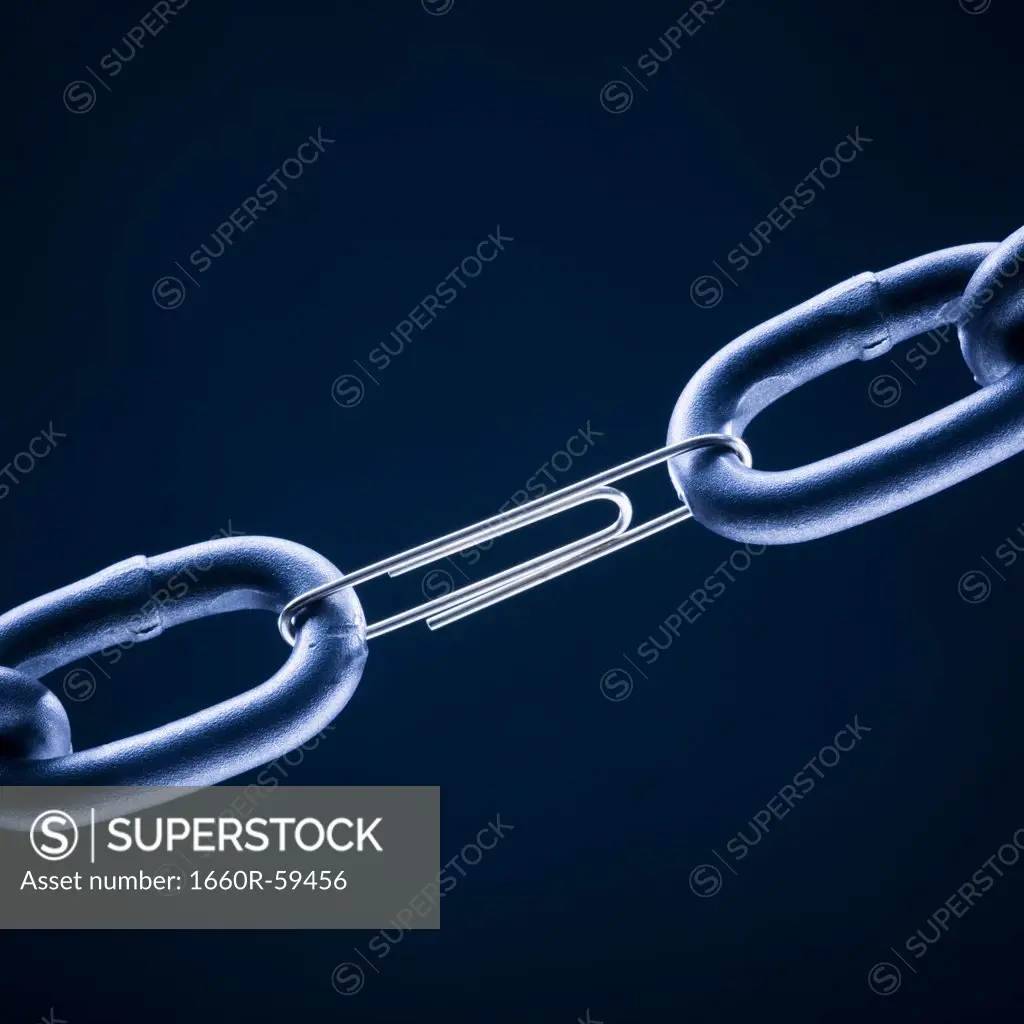 Paperclip connecting two chain links