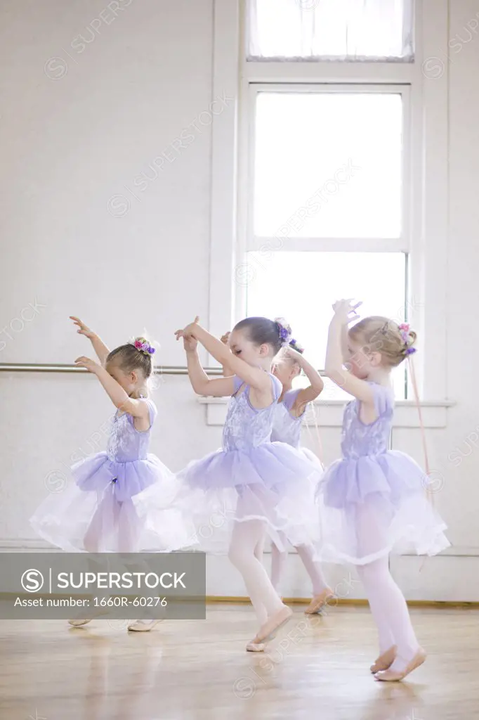 Springville, Utah, USA, Girls (4-5) practicing ballet at gym