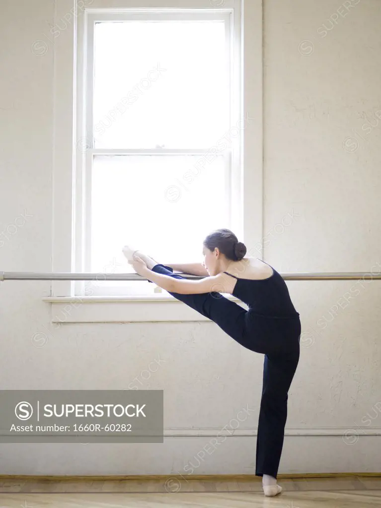 Springville, Utah, USA, Ballet dancer (12-13) stretching