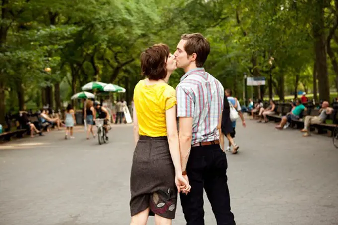 USA, New York State, New York City, Young couple kissing in park