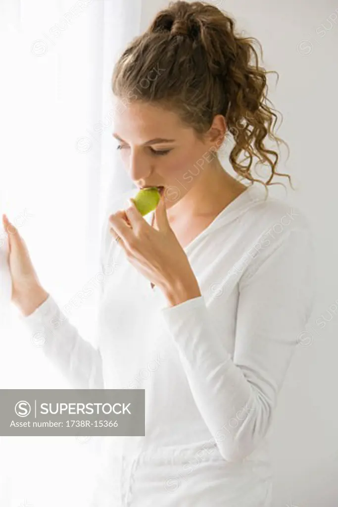 Close-up of a woman eating fruit