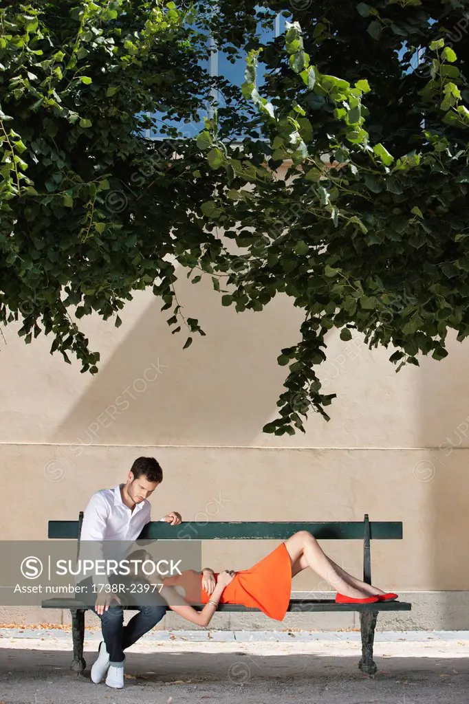 Couple on a bench in a garden, Terrasse De l´Orangerie, Jardin des Tuileries, Paris, Ile_de_France, France