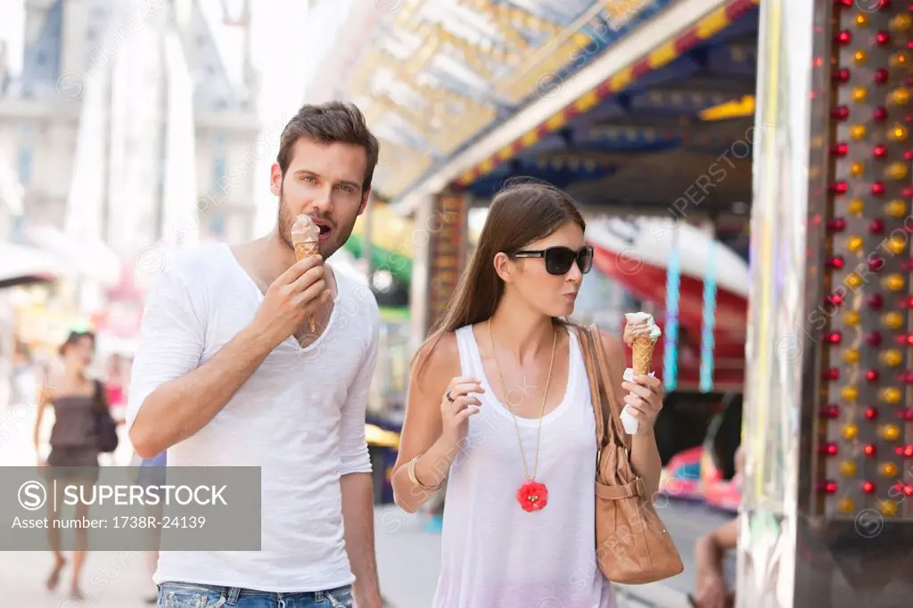 Couple eating ice creams, Paris, Ile_de_France, France