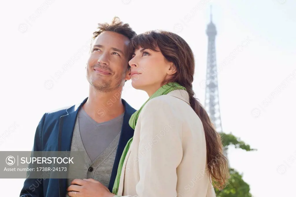Happy couple with the Eiffel Tower in the background, Paris, Ile_de_France, France