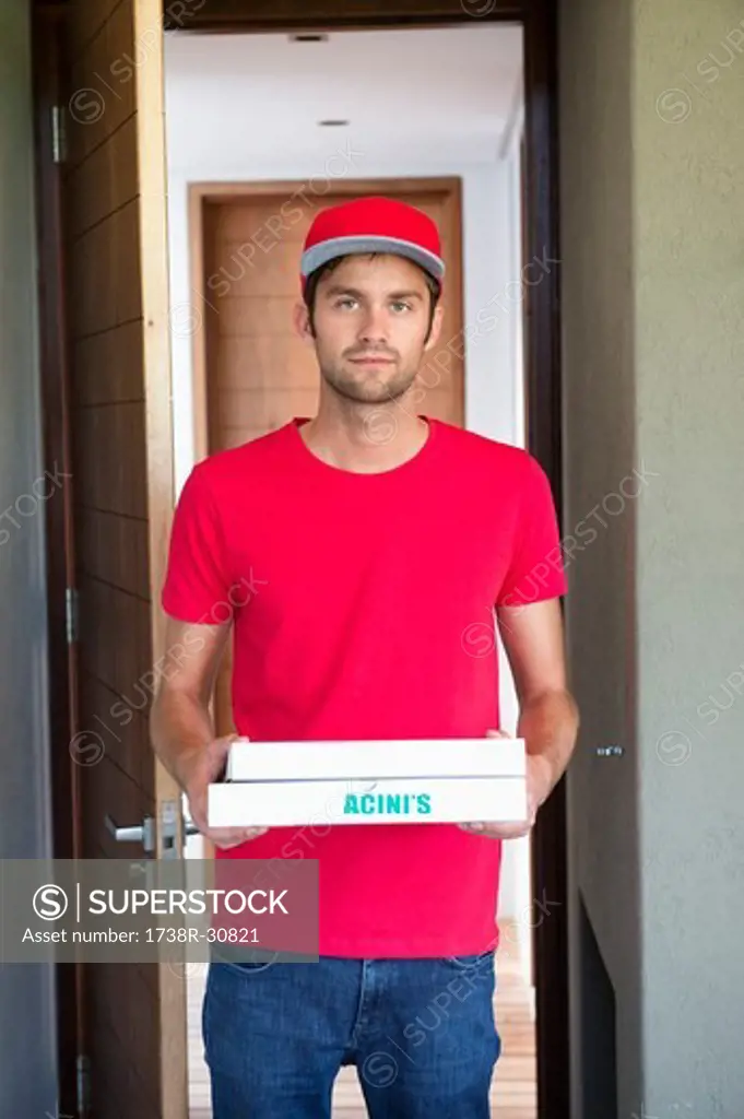 Portrait of a deliveryman delivering pizza