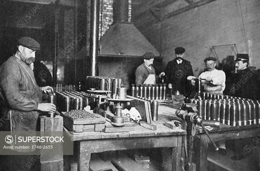World War I. Filling shrapnel shells. British Armoury