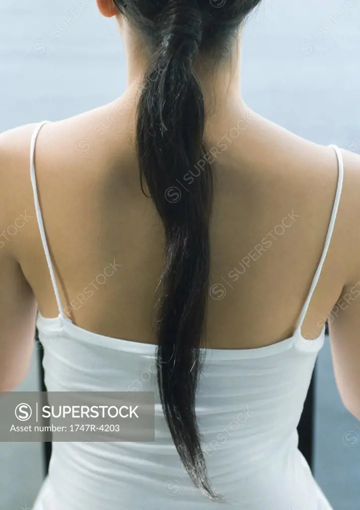 Woman´s back and ponytail, close-up