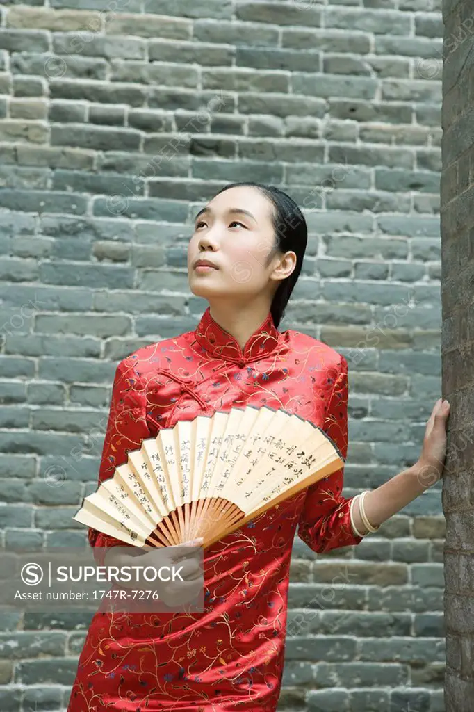 Young woman wearing traditional Chinese clothing, holding fan