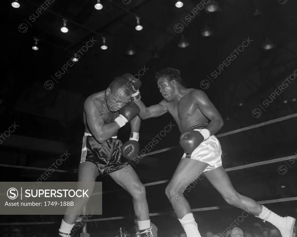 Cubas Kid Galivan (right) vs. Ralph “Tiger” Jones (left), 04/04/58 Philadelphia Arena, Philadelphia, USA  