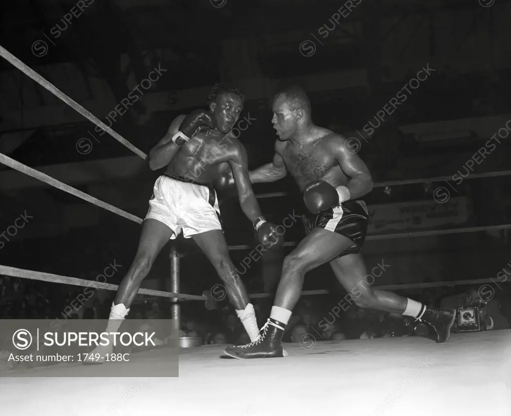 Cubas Kid Galivan (right) vs. Ralph “Tiger” Jones (left), 04/04/58 Philadelphia Arena, Philadelphia, USA 