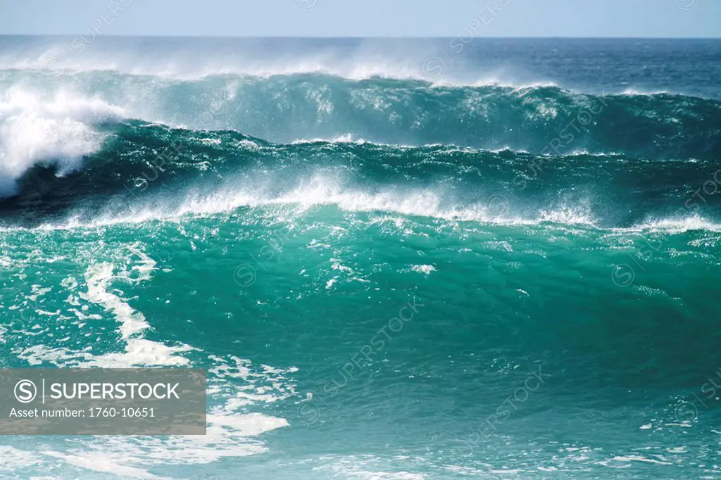 Hawaii, Oahu, Beautiful set of waves.