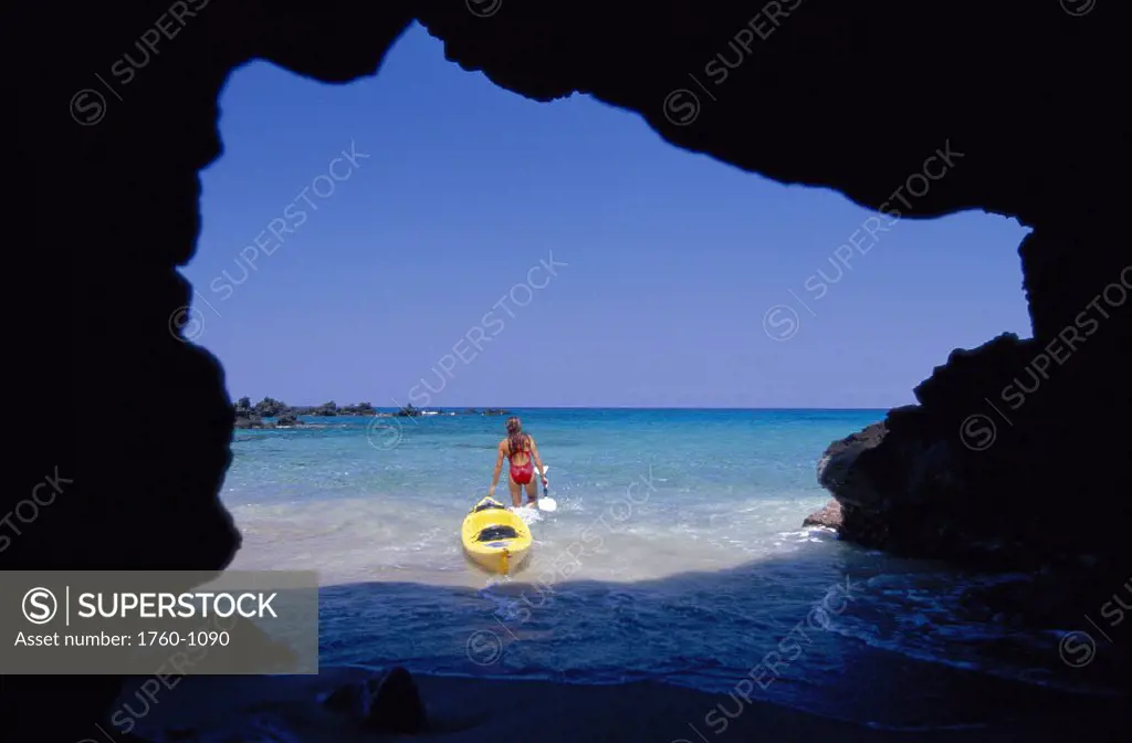 BigIsle Honomalino Bay vi fr behind woman heading out with yellow kayak D1242 sea cave