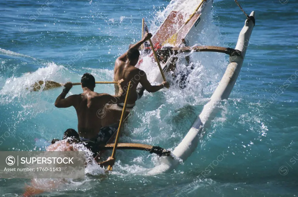 Hawaii, Oahu, Makaha, Men´s paddling team surfing shore break, view from behind. NO MODEL RELEASE