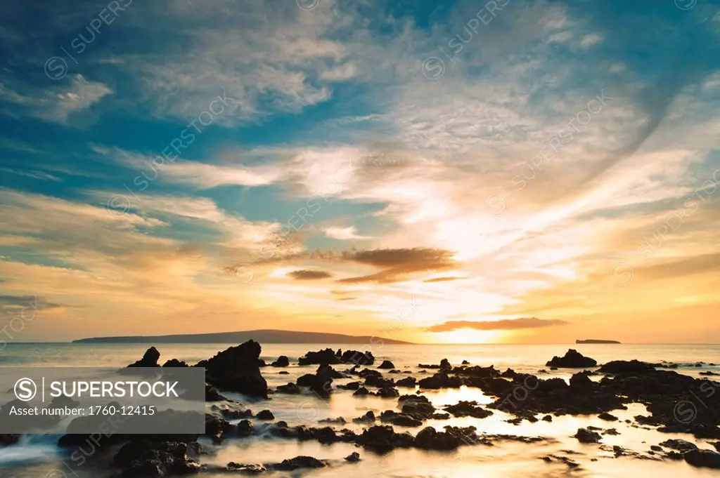 Hawaii, Maui, Makena, Dramatic vibrant sunset at Ahihi Kinau Natural Area Preserve