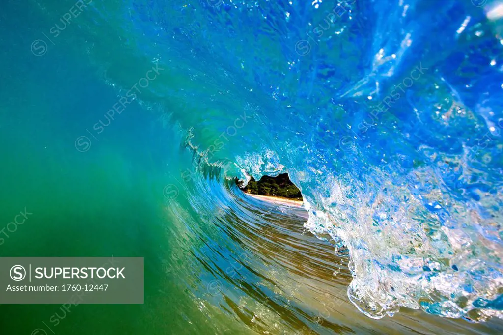 Hawaii, Maui, Makena, Beautiful wave breaking, view from inside the barrel