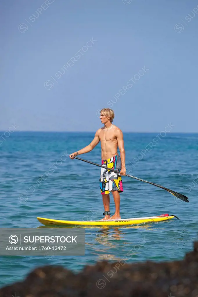 Hawaii, Maui, Makena, Athletic stand up paddle surfer in ocean