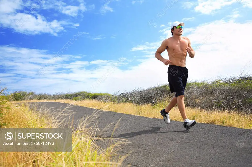 Hawaii, Oahu, Makapu´u, Athletic male running along the makapuu hiking trail