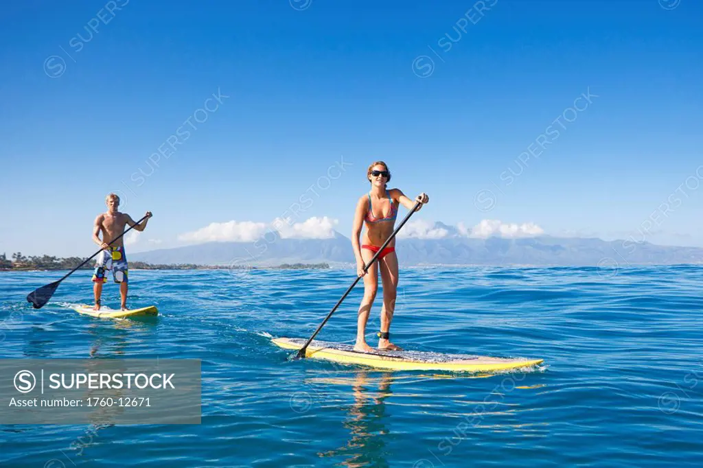 Hawaii, Maui, Paia, Paddle boarders in the ocean off Maui´s north shore /nNO COMMERCIAL USE