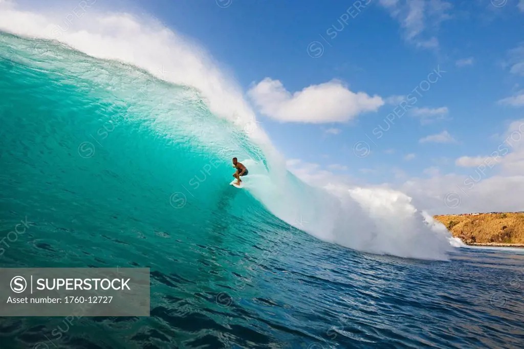 Hawaii, Maui, Kapalua, Surfer tides perfect wave at Honolua Bay, view from water level into the barrel