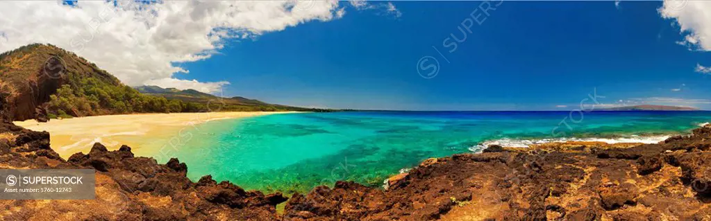 Hawaii, Maui, Makena, Panoramic view of Makena Beach also known as Big Beach