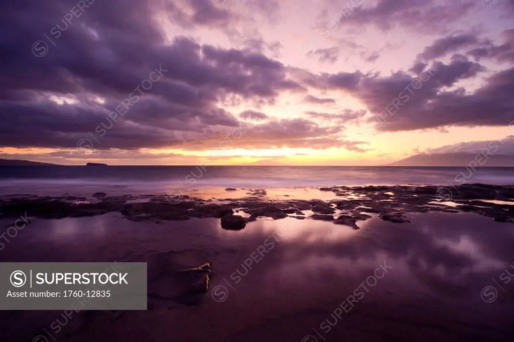 Hawaii, Maui, Makena, Dramatic vibrant sunset on the beach in south Maui
