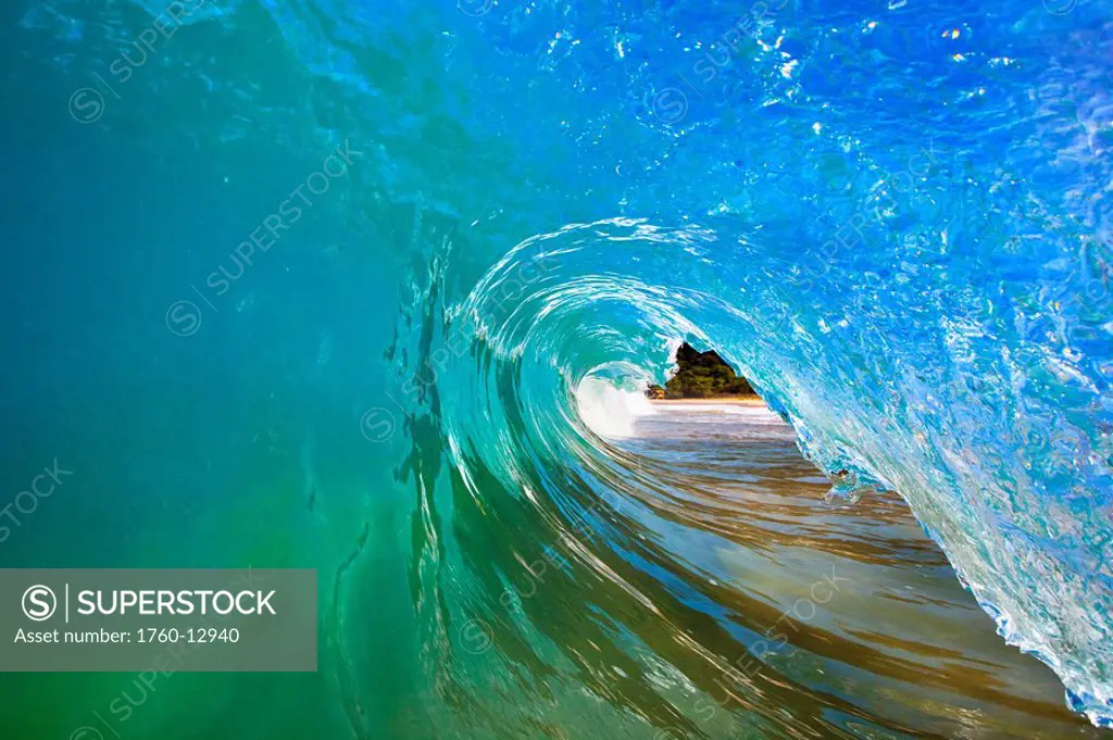 Hawaii, Maui, Makena, Beautiful wave breaking, view from inside the barrel