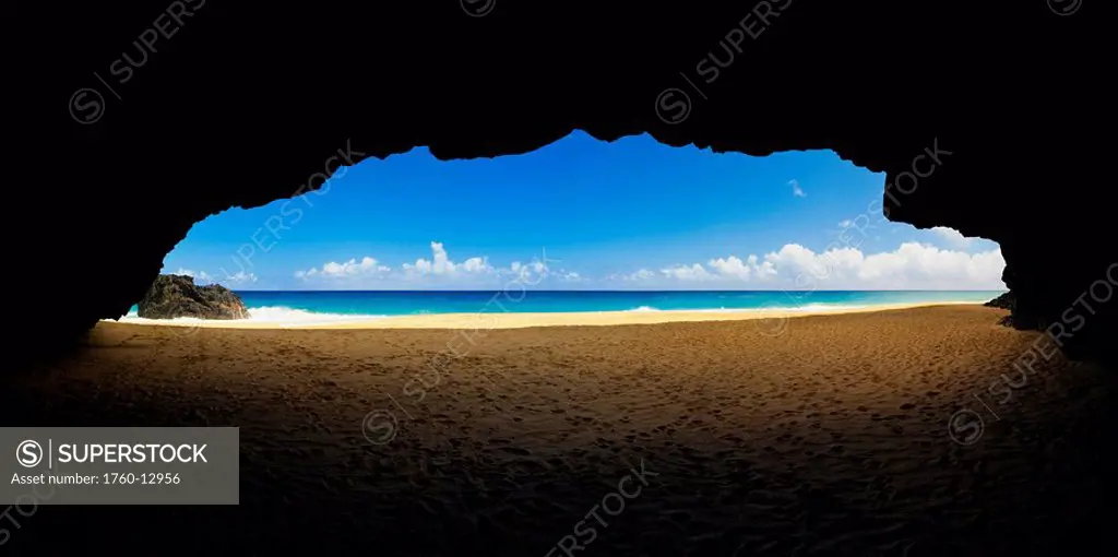 Hawaii, Kauai, Napali Coast, Sea Cave on Kalalau Beach