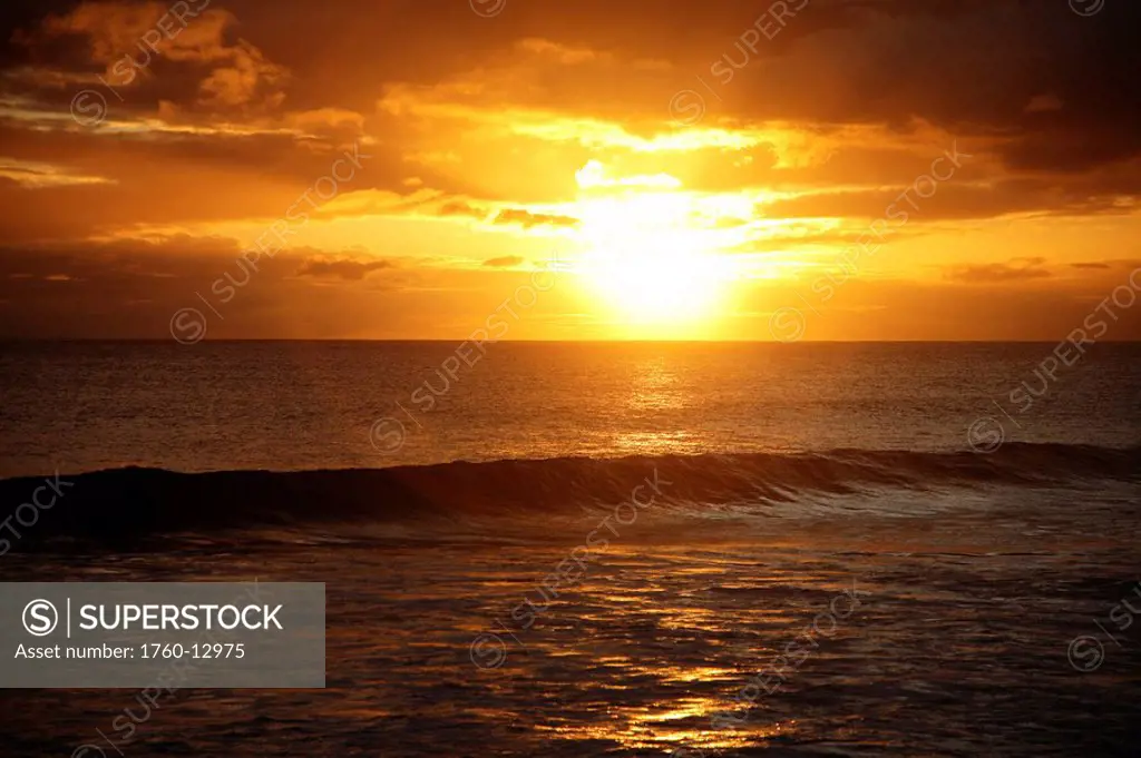Hawaii, Oahu, Beautiful sunset over the ocean