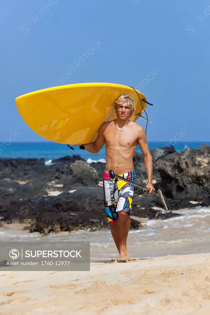 Hawaii, Maui, Makena, Stand up paddle surfer with board on beach