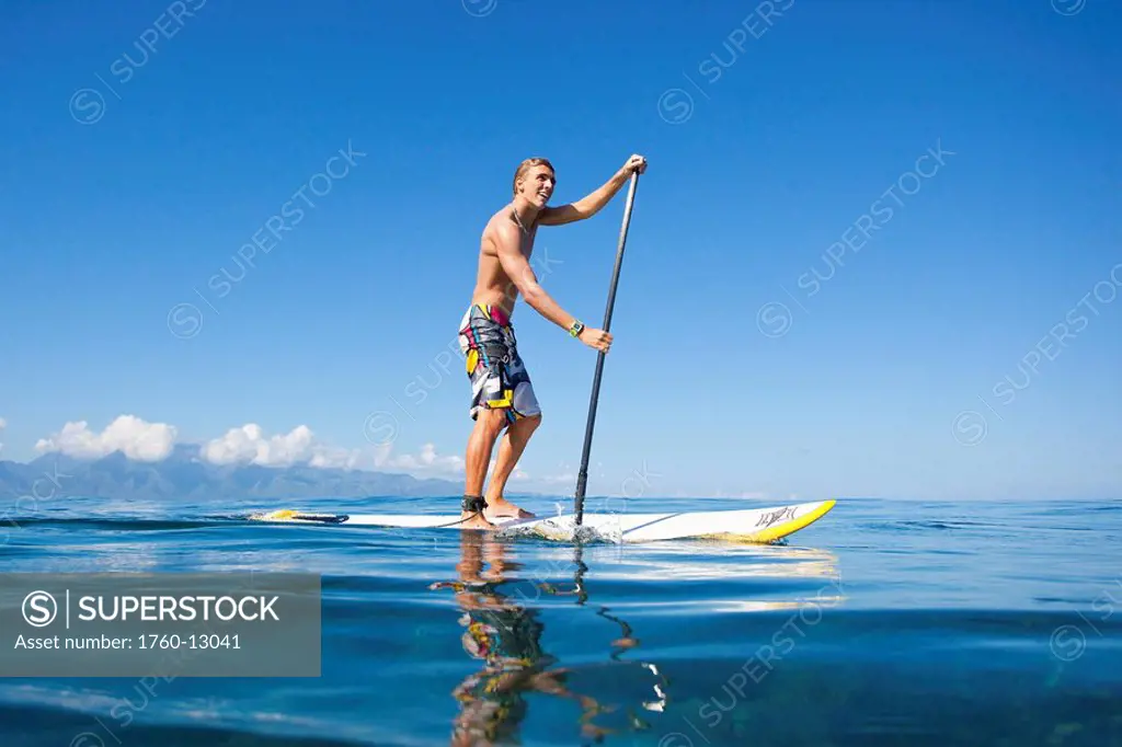 Hawaii, Maui, Paia, Athletic stand up paddle surfer in Maui´s North Shore