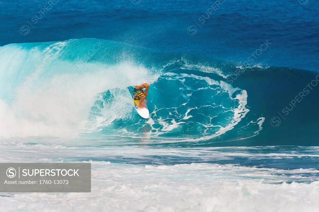 Hawaii, Maui, Kapalua, Surfer in the barrel of a wave
