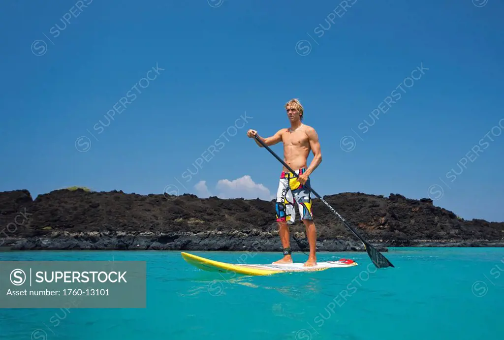 Hawaii, Maui, Makena, Athletic stand up paddle surfer in ocean