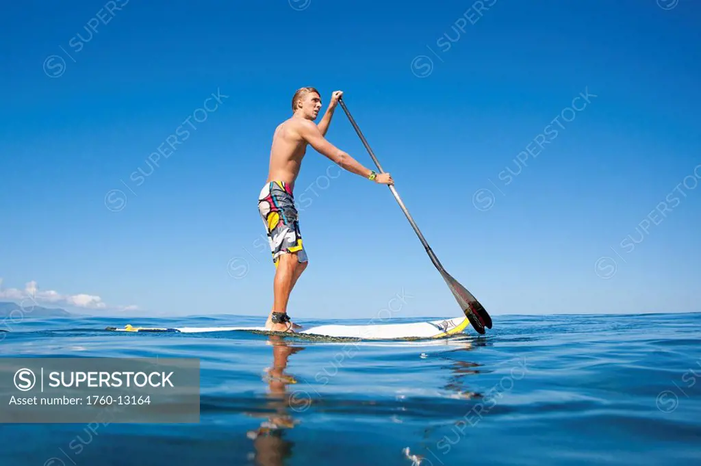 Hawaii, Maui, Paia, Athletic stand up paddle surfer in Maui´s North Shore