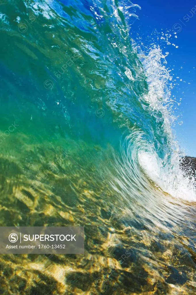 Hawaii, Maui, Makena, Beautiful wave breaking along shore.