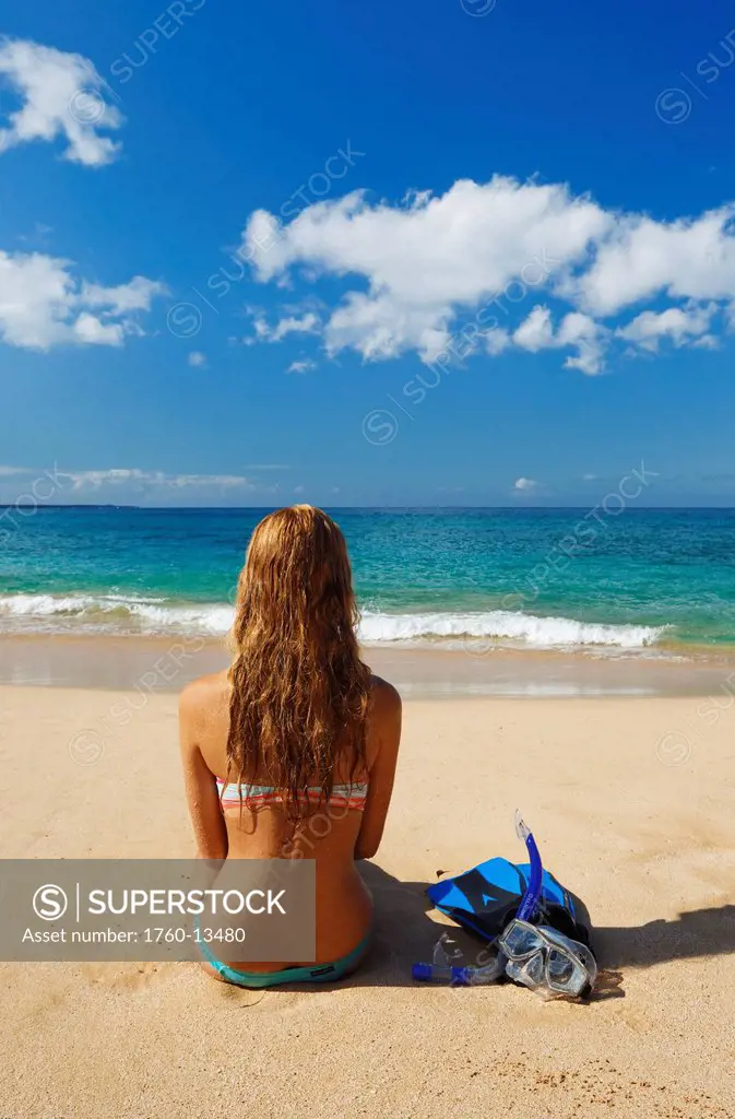 Hawaii, Maui, Makena _ Big Beach, Beautiful woman with snorkel gear along sandy shore.