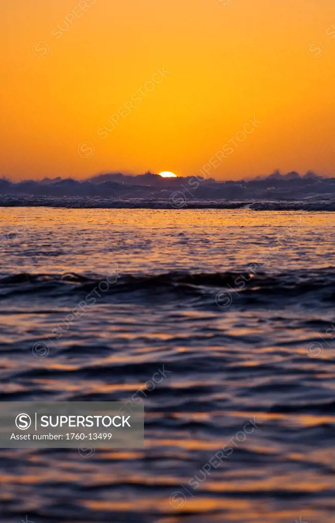 Hawaii, Kauai, Na Pali Coast, Beautiful orange sunset over ocean along Ke´e Beach.