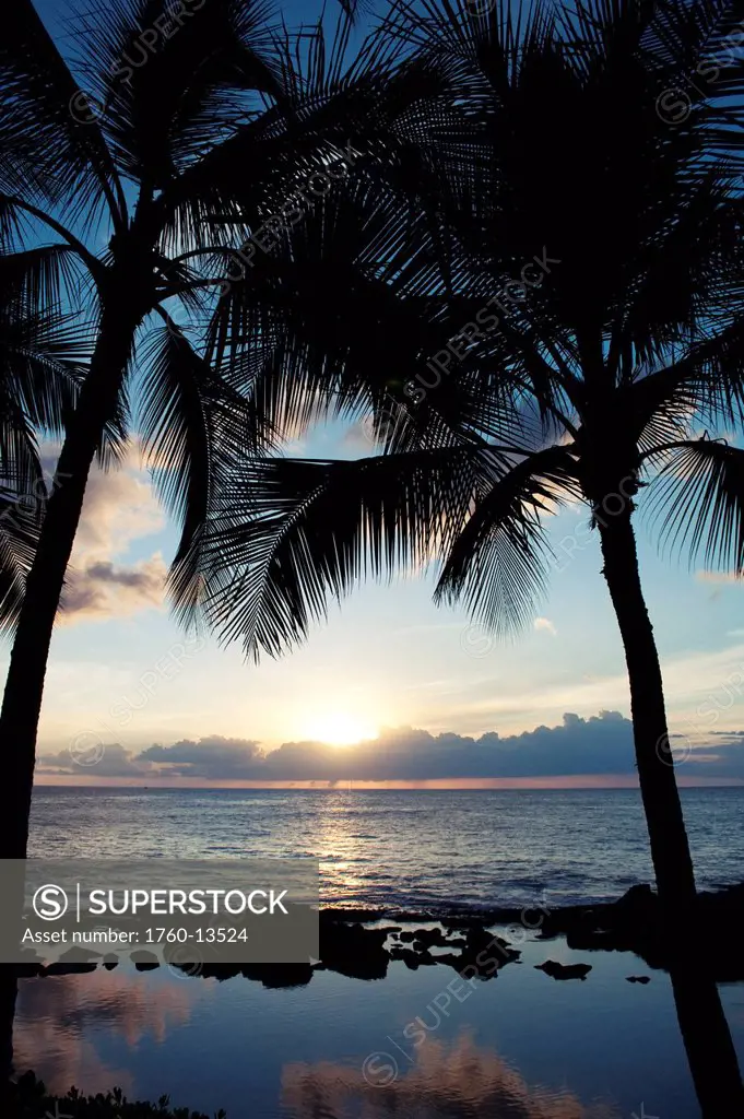Hawaii, Oahu, Koolina, Vibrant sunset on the west shore of Oahu.