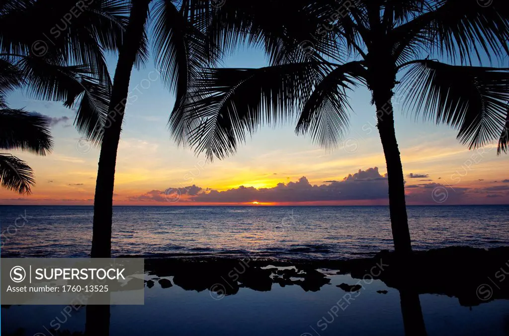 Hawaii, Oahu, Koolina, Colorful sunset on the west shore of Oahu.