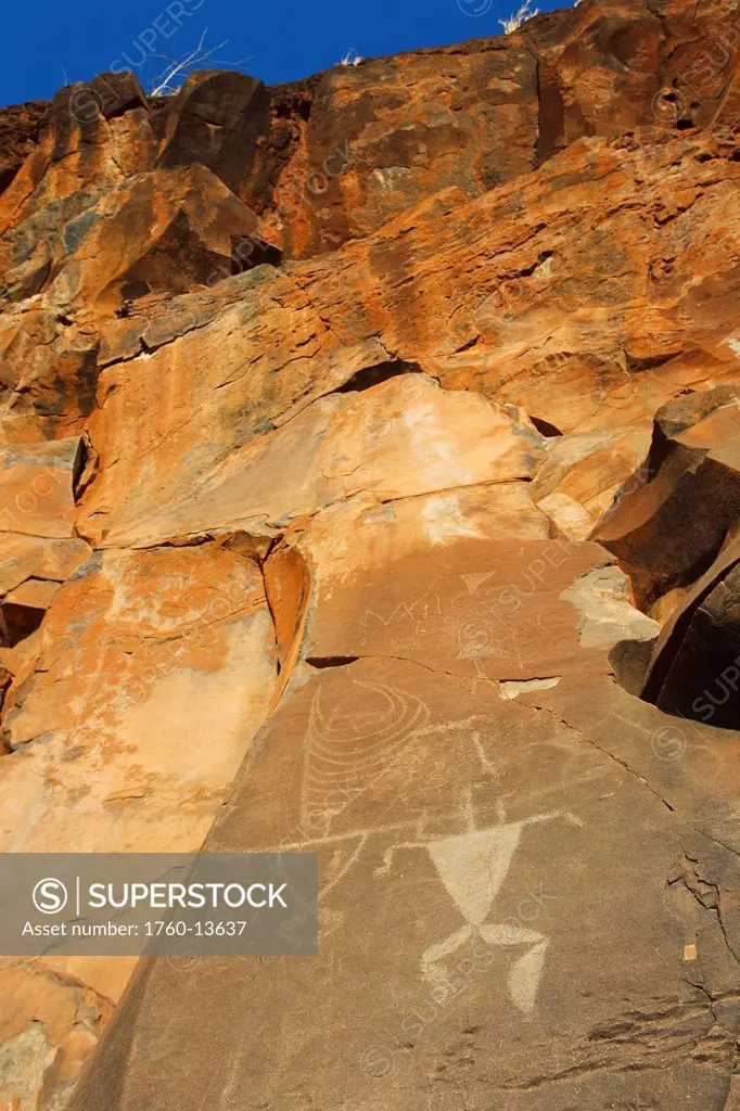 Hawaii, Maui, Olowalu, Ancient Hawaiian petroglyphs on rock cliffside.