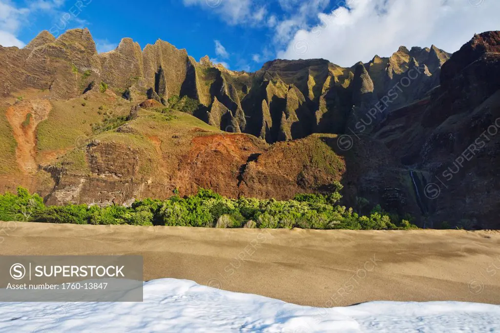 Hawaii, Kauai, Na Pali Coast, Kalalau Beach and beautiful mountain ridges.