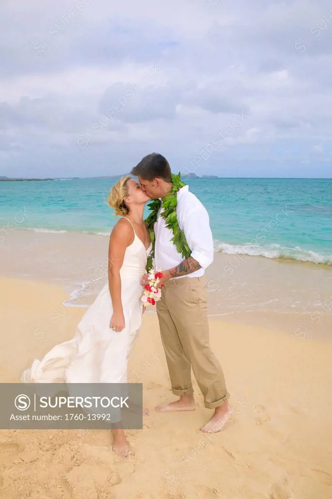 Hawaii, Oahu, Kailua, Lanikai Beach, Attractive newlywed couple on beach.