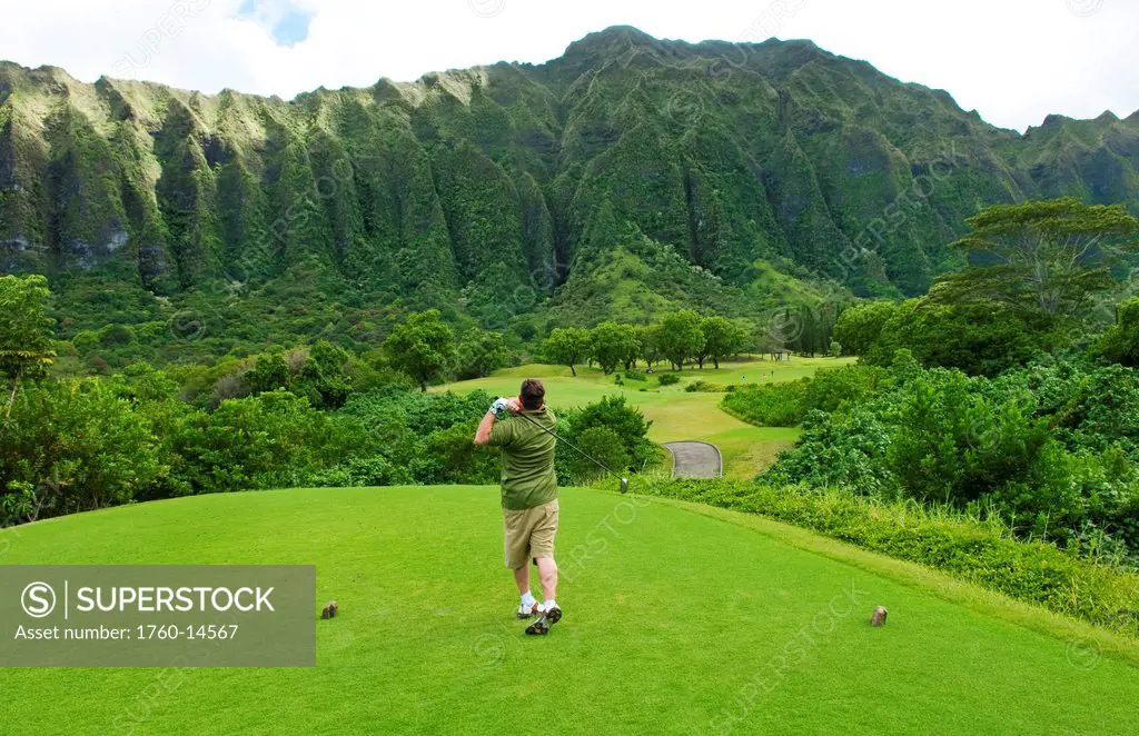 Hawaii, Oahu, Honolulu, Ko´olau Golf Course, Man drives at the fifth hole.